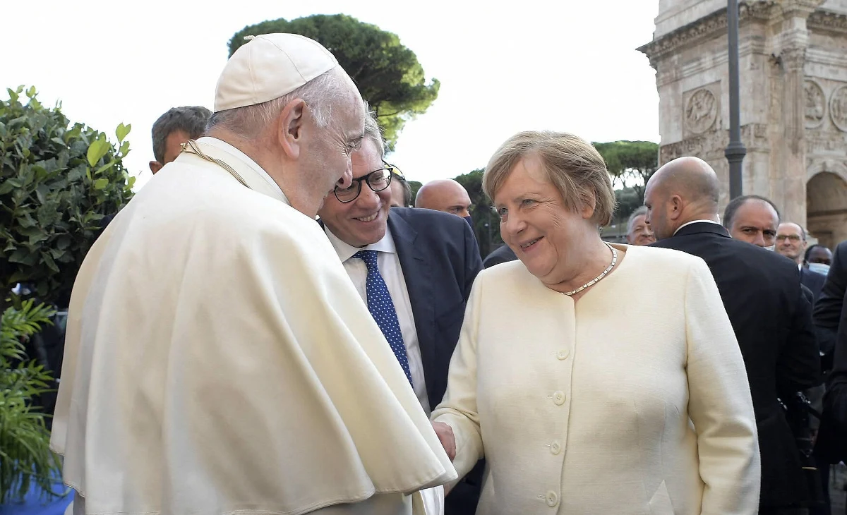 Papież Franciszek nazwał ustępującą kanclerz Niemiec Angelę Merkel "wielką przywódczynią" i podkreślił, że przejdzie ona do historii. Jej rządy nazwał "kamieniem milowym w światowej polityce". To słowa z wypowiedzi papieża dla argentyńskiej agencji Telam. 