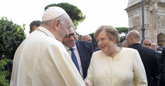 Papież Franciszek nazwał ustępującą kanclerz Niemiec Angelę Merkel "wielką przywódczynią" i podkreślił, że przejdzie ona do historii. Jej rządy nazwał "kamieniem milowym w światowej polityce". To słowa z wypowiedzi papieża dla argentyńskiej agencji Telam. 