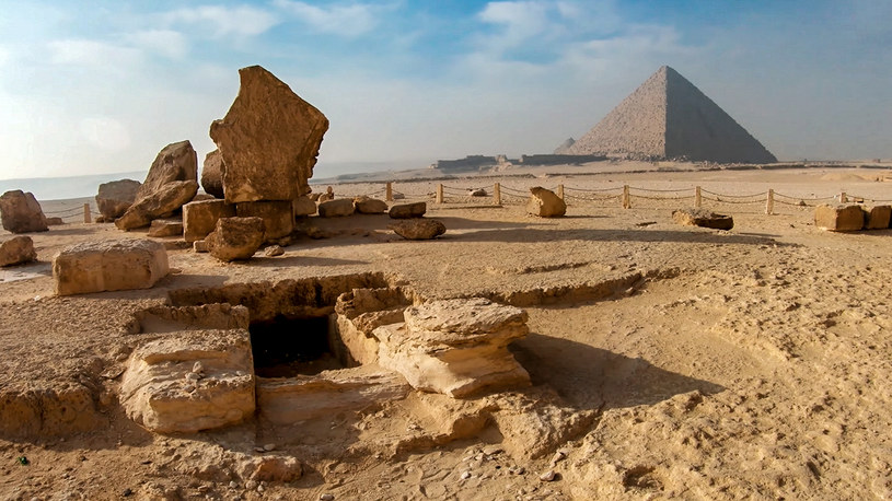 Wszyscy wiemy, że w Egipcie, na płaskowyżu w Gizie, znajduje się jeden z cudów świata, a mianowicie Piramida Cheopsa. Ale nie jest ona jedyną. W całym kraju znajduje się aż 118 takich obiektów. Oczywiście nie są one zbudowane z takim rozmachem, ale większość z nich jest godnych uwagi. Dlatego dziś zabieramy Was na niezwykłą wycieczkę, na której zobaczycie kilka z nich.