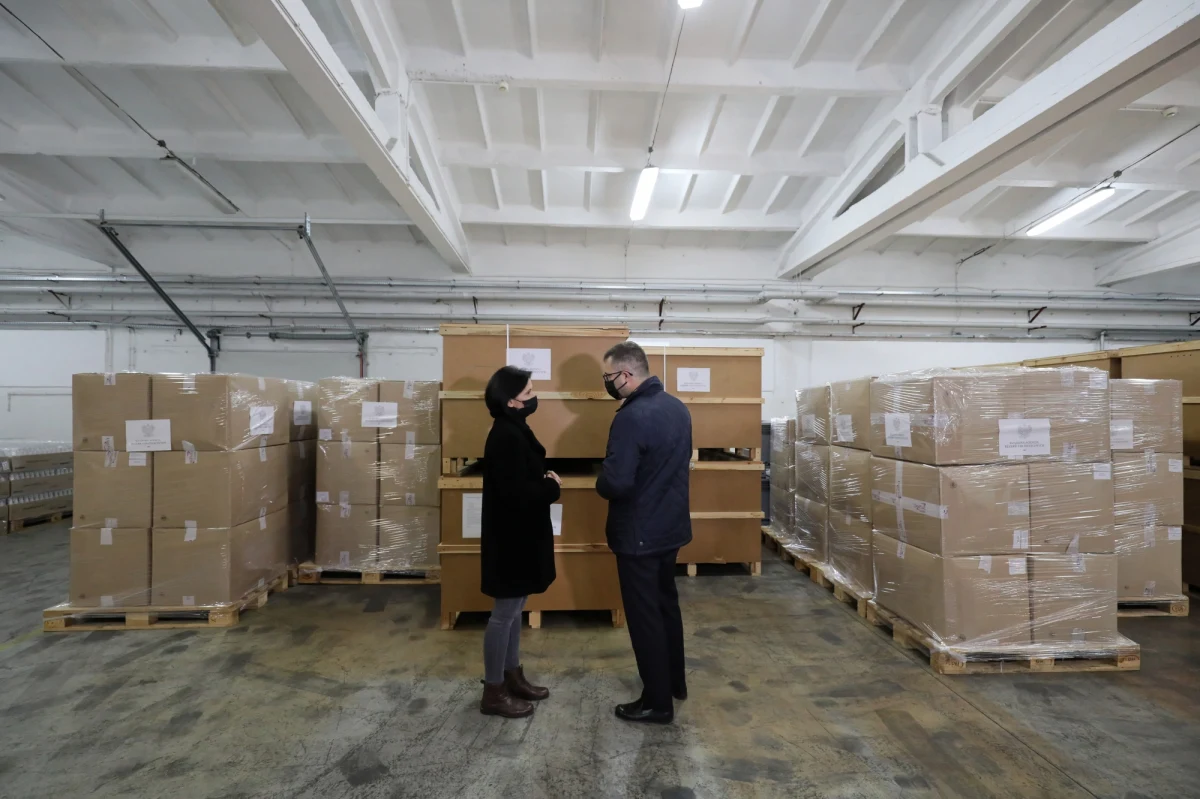 "Na prośbę prezydenta Andrzeja Dudy na Białoruś została wysłana pomoc humanitarna. Prezydent apeluje do władz Białorusi o przyjęcie tej pomocy oraz apeluje o rozsądek i humanitarne traktowanie ludzi, którzy utknęli na granicy" - przekazała minister w kancelarii prezydenta Bogna Janke. Prezes Rządowej Agencji Rezerw Strategicznych Michał Kuczmierowski poinformował, że transport oczekuje na przejściu granicznym w Bobrownikach na decyzję władz białoruskich. 