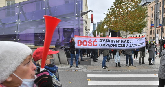 Kilkaset osób zatrudnionych w budżetówce protestowało w Warszawie i domagało się 12 proc. podwyżek. Pracownicy administracji skarbowej, sądów i prokuratur, a także muzealnicy i celnicy, którzy przyjechali do stolicy, czują się zlekceważeni przez rząd. Rada Ministrów nie rekompensuje im nawet kosztów inflacji.