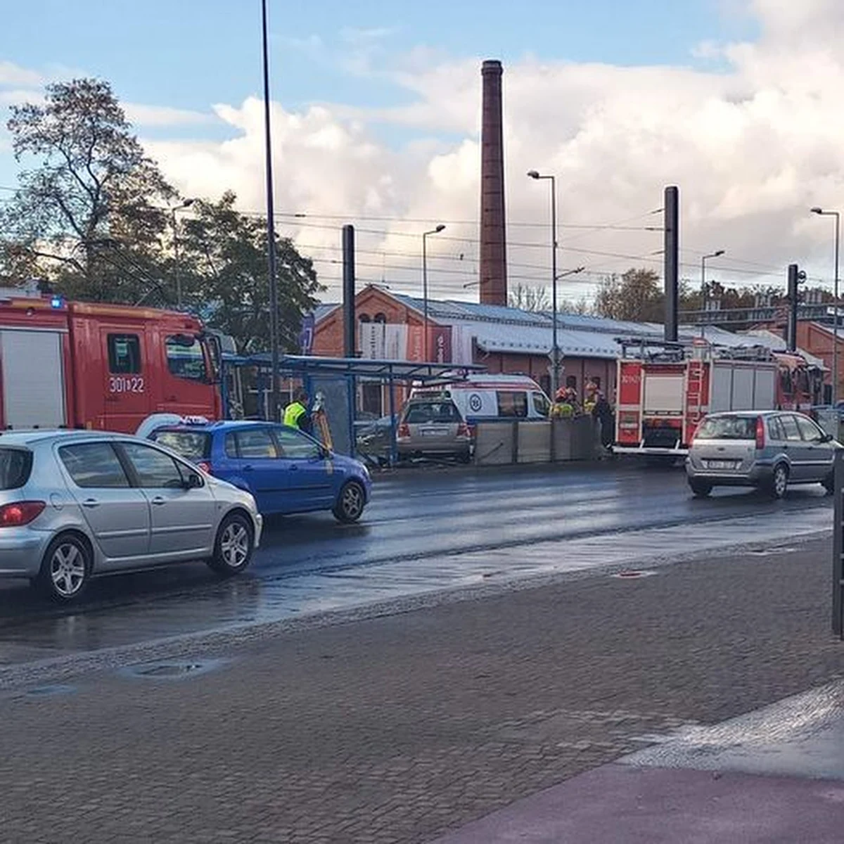 Groźny wypadek w Krakowie. Na rondzie Grzegórzeckim samochód wjechał w przystanek.