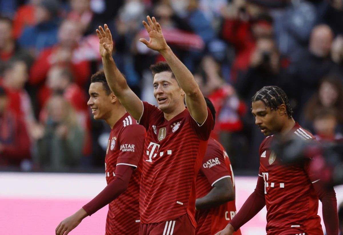 Robert Lewandowski nie przestaje zadziwiać swoją grą. Polak w meczu z TSG Hoffenheim strzelił gola i tym samym zdobył 54. bramkę w tym roku kalendarzowym wyrównując swój rekord z 2019 roku.