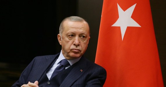Prezydent Turcji Recep Tayyip Erdogan poinformował, że nakazał ministerstwu spraw zagranicznych uznanie za persona non grata ambasadorów 10 państw zachodnich, w tym USA, Niemiec i Francji. Powodem jest wspólny apel dyplomatów do władz tureckich o uwolnienie opozycyjnego filantropa i działacza Osmana Kavali.