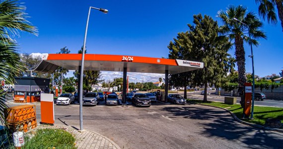 Rząd Portugalii ogłosił w sobotę, że wobec rosnących cen surowców energetycznych będzie zwracał obywatelom część kosztów zakupu paliwa - w wysokości 10 eurocentów za każdy litr nabyty na stacjach benzynowych.