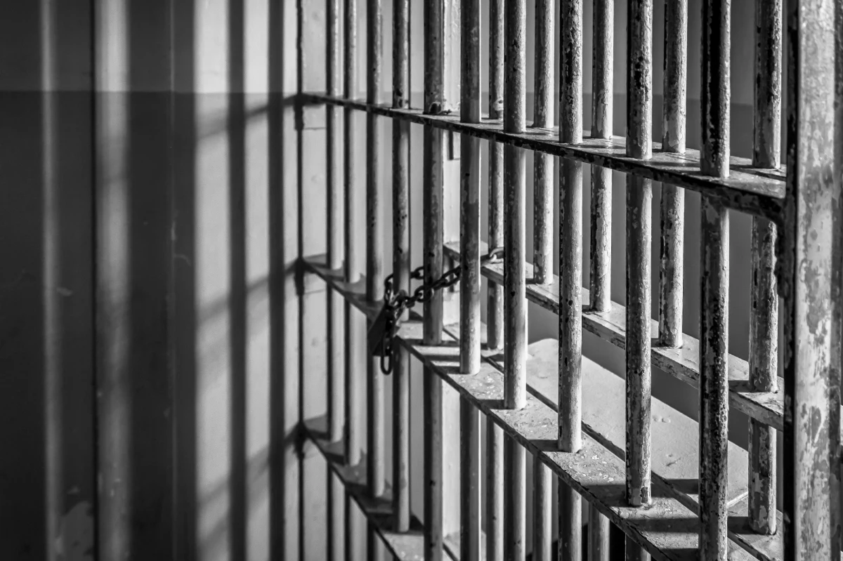 Ciężko uzbrojeni napastnicy zaatakowali w sobotę więzienie w nigeryjskim stanie Oyo i siłą uwolnili ponad 800 osadzonych. Część z nich schwytano, ale 575 nadal przebywa na wolności - przekazała w oświadczeniu służba więzienna.