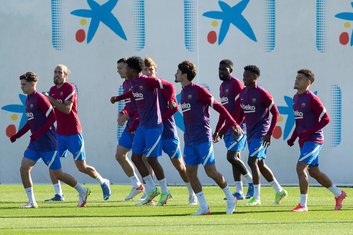 To będzie wyjątkowa niedziela dla piłkarskich kibiców. Fani będą mogli spędzić przed telewizorami długie godziny śledząc hitowe starcia w czołowych ligach Europy. W Anglii Manchester United podejmie Liverpool. We Włoszech zagrają przeciwko sobie Inter i Juventus a we Francji Olympique Marsylia i PSG. W Hiszpanii na Camp Nou Barcelona podejmie z kolei Real Madryt.