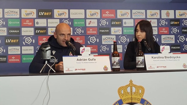 Wisła Kraków przegrała u siebie 0-5 ze Śląskiem Wrocław. 

- To, co zaprezentowaliśmy w tym meczu, to nie jest to, co trenujemy. To oczywiście trudny moment dla nas. Czuje maksymalną odpowiedzialność za ten wynik - podkreślał słowacki trener "Białej Gwiazdy".

