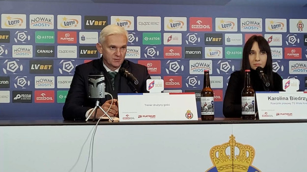 Śląsk Wrocław wygrał na wyjeździe z Wisłą Kraków 5-0. 

- Bardzo się cieszymy, że mój zespół wiedział, co robić na boisku od pierwszej do ostatniej minuty. Kilku zawodników zagrało na bardzo dobrym poziomie, jeśli chodzi o odbiór piłki. Po każdym odbiorze staraliśmy się szukać wolnych przestrzeni - mówił po meczu Jacek Magiera. 