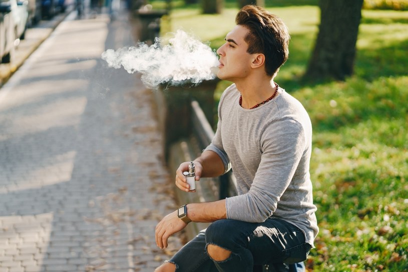 Z nowych badań wynika, że palacze próbujący walczyć z nałogiem za pomocą e-papierosów mają większy problem z rzuceniem palenia niż osoby decydujące się definitywnie odciąć od tytoniu.