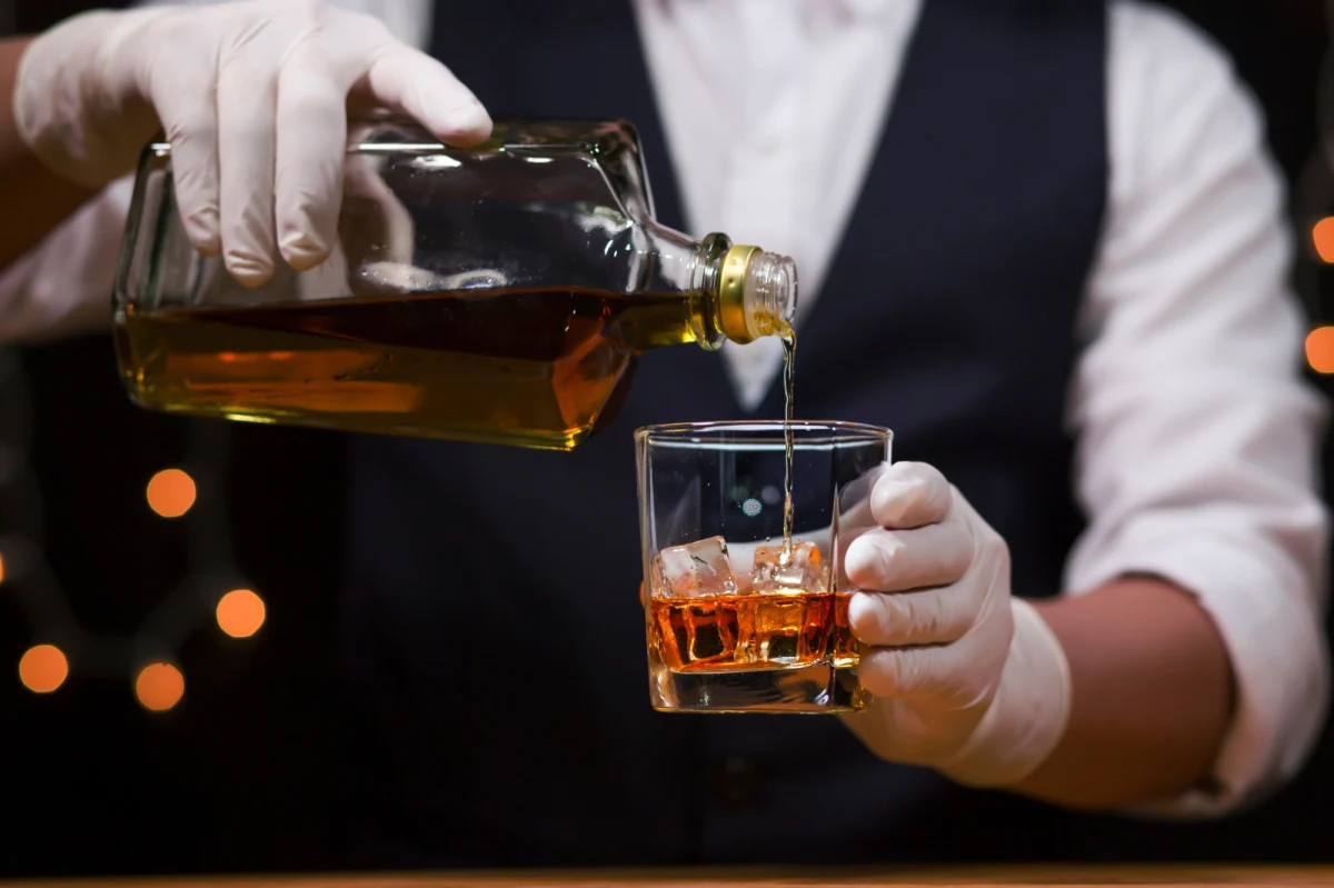 Zmiany klimatu mogą spowodować ograniczenie, a nawet wstrzymanie produkcji whisky w części szkockich destylarni w ciągu najbliższych 60 lat - ostrzega raport naukowców z University College London (UCL), o którym piszą brytyjskie media.