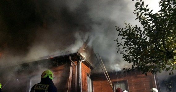 Całkowicie spłonęła drewniana plebania przy Sanktuarium Matki Bożej w Studzienicznej na obrzeżach Augustowa w Podlaskiem. Pożar gasiło 63 strażaków. 