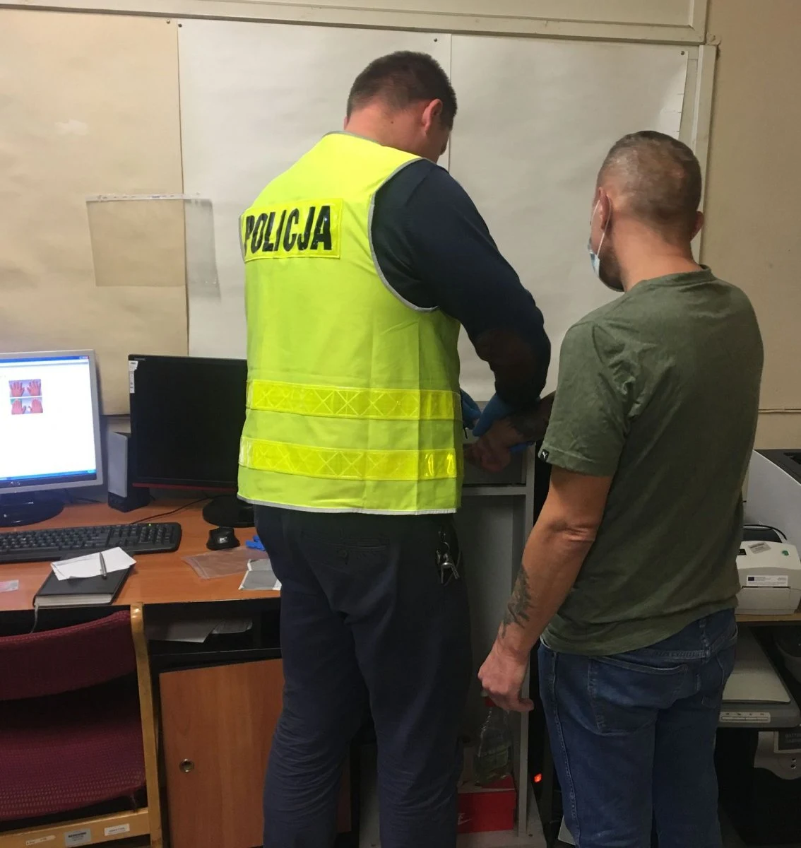 50-latek dwa razy okradł jeden z marketów w Sieradzu (woj. łódzkie). Mężczyzna wykorzystał do tych przestępstw kurtkę z wszytymi kilkunastoma kieszeniami. Za pierwszym razem schował w nich alkohol, a za drugim - kiedy złapał go ochroniarz - odplamiacz do tkanin.