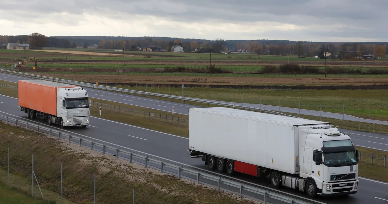 Transport z pomocą humanitarną na trasie w okolicach Zambrowa