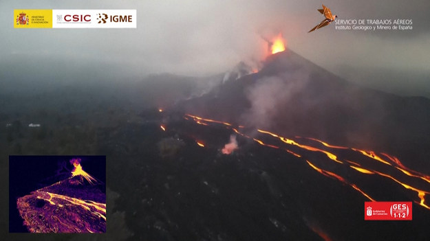 Wulkan Cumbre Vieja nadal wyrzuca lawę na hiszpańskiej wyspie La Palma na Wyspach Kanaryjskich. Erupcja trwa od ponad miesiąca i nie widać oznak końca. Wulkan wybuchł 19 września, wyrzucając do morza rzeki lawy spływające po zboczach gór i niszcząc wszystko na swojej drodze.