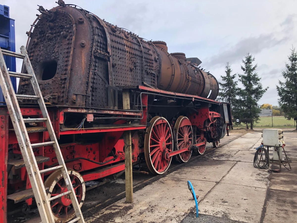 Zbudowany w Chrzanowie parowóz OL-49 to jedna z ostatnich tego typu działających maszyn w naszym kraju. Na co dzień stacjonuje w jedynej w Europie czynnej parowozowni, obsługującej regularne linie kolejowe w wielkopolskim Wolsztynie. „Olek” jak zwykli go nazywać miłośnicy kolei pod parą musi przejść gruntowny remont. Zajmują się nim specjaliści z Zakładu Usług Technicznych w Wągrowcu. Na pierwszy – nomen omen – ogień, do warsztatu trafił najbardziej charakterystyczny element lokomotywy. Kocioł. 