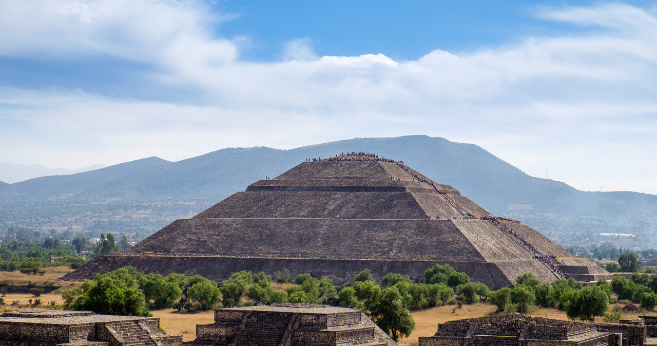 Naukowcy odkryli właśnie, że świątynia Pierzastego Węża znajdująca się przy słynnej Alei Zmarłych w Teotihuacan, ma mniejszą wersję ponad 1000 km dalej, w mieście Majów o nazwie Tikal, położonym na terenie obecnej Gwatemali. Co to oznacza?