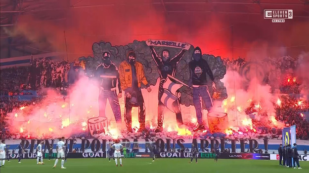 Przed meczem Olympique Marsylia - PSG. kibice gospodarzy zaprezentowali efektowną oprawę. 