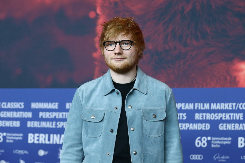 Brytyjski piosenkarz Ed Sheeran poinformował, że test potwierdził u niego obecność koronawirusa, ale nadal będzie występował i przeprowadzał wywiady z domu. Był zmuszony też odwołać długo wyczekiwany występ w "Saturday Night Live".