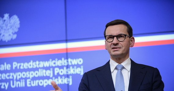 Premier Mateusz Morawiecki w rozmowie z dziennikiem "Financial Times" zarzucił Komisji Europejskiej, że stawia Polsce żądania, "przystawiając jej pistolet do głowy". Wezwał Brukselę, by - jeśli chce rozwiązać spór wokół praworządności - wycofała groźby sankcji prawnych i finansowych.
