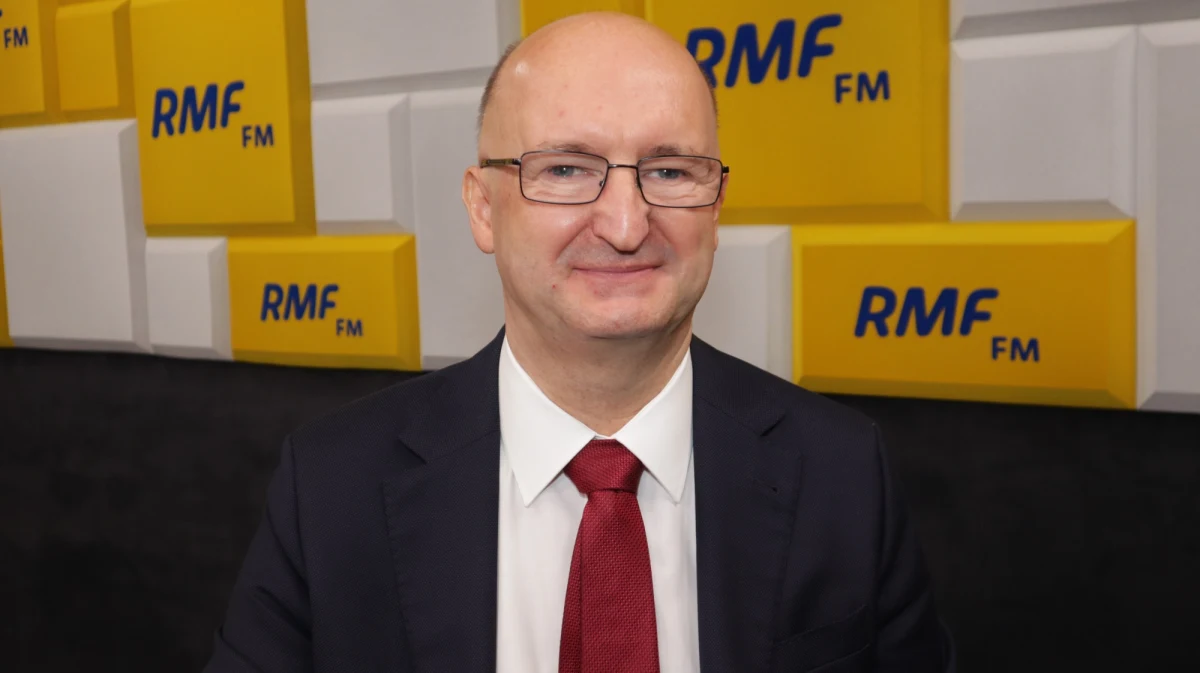 "Jeszcze kilka tygodni temu twierdził, że żadnych pieniędzy nie dostaniemy. Kiedy okazało się, że premier Morawiecki po rozmowach z przywódcami był pewien, że te pieniądze dostaniemy, to Donald Tusk przypisuje sobie sukcesy premiera Morawieckiego" - stwierdził w Porannej rozmowie w RMF FM wiceminister spraw zagranicznych Piotr Wawrzyk, odnosząc się do starań Polski o pieniądze z Unii Europejskiej w ramach Krajowego Planu Odbudowy. "Jak się nie ma własnych sukcesów to trzeba korzystać z innych" - dodał. Zdaniem wiceszefa MSZ, Tusk został "za rękę złapany, że napisał nieprawdę". "Wymienił Słowenię jako kraj, który jest zaniepokojony tym, co się dzieje w Polsce. Premier tego kraju wielokrotnie powtarzał, że w tym sporze Polska ma rację i tutaj nie ma żadnego z jego punktu widzenia dylematu, po której stronie stanąć" - tłumaczył gość RMF FM. 