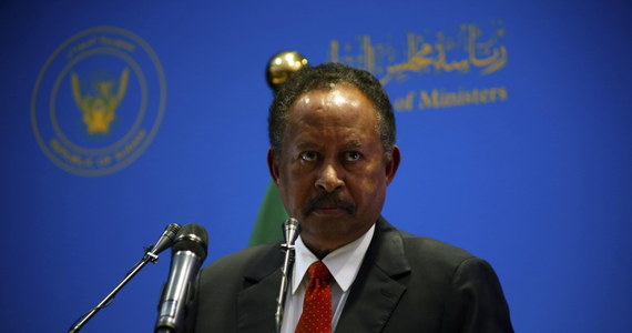 Generał Abdel Fattah al-Burhan ogłosił wprowadzenie stanu wyjątkowego obejmującego wszystkie prowincje Sudanu oraz rozwiązanie rządu - poinformowała agencja Reutera. Wojskowy powiedział, że ambicje polityków i ich spory doprowadziły armię do podjęcia tego kroku. 