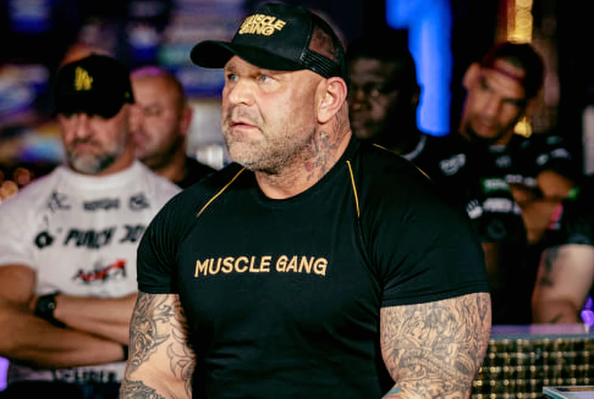 Artur "Waluś" Walczak trafił na OIOM wrocławskiego szpitala po piątkowej gali PunchDown 5. Jego stan jest krytyczny. Sportowiec jest w śpiączce farmakologicznej. 