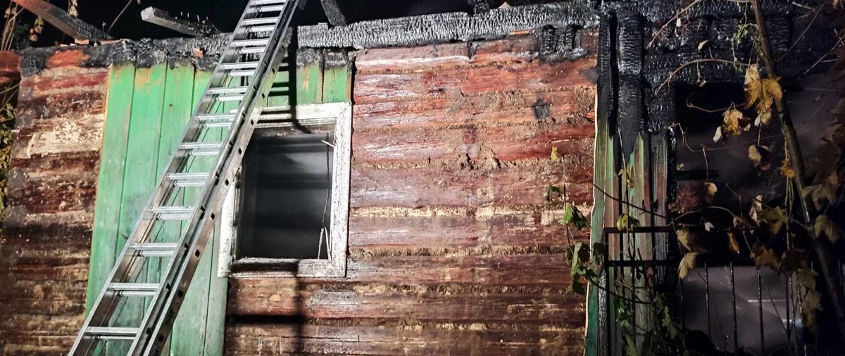 W pożarze drewnianego domu w miejscowości Widacz w pow. strzyżowskim (Podkarpackie) zginął około 80-letni mężczyzna. Ogień pojawił się w środku nocy.