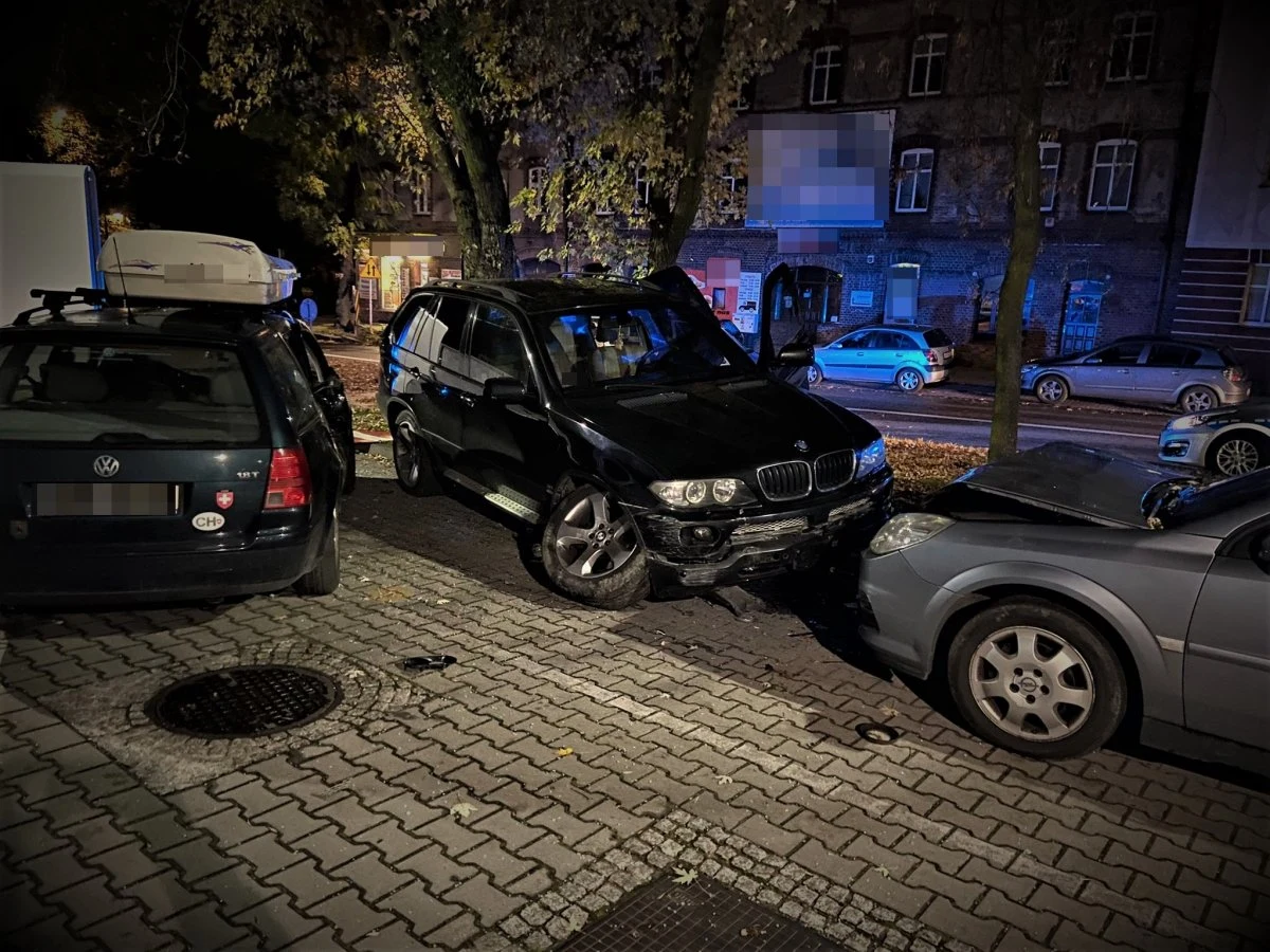 22-latka z Łazisk Górnych (woj. śląskie) uszkodziła trzy zaparkowane w centrum miasta samochody, a wcześniej nie zatrzymała się do kontroli drogowej. Okazało się, że miała blisko 2 promile alkoholu.