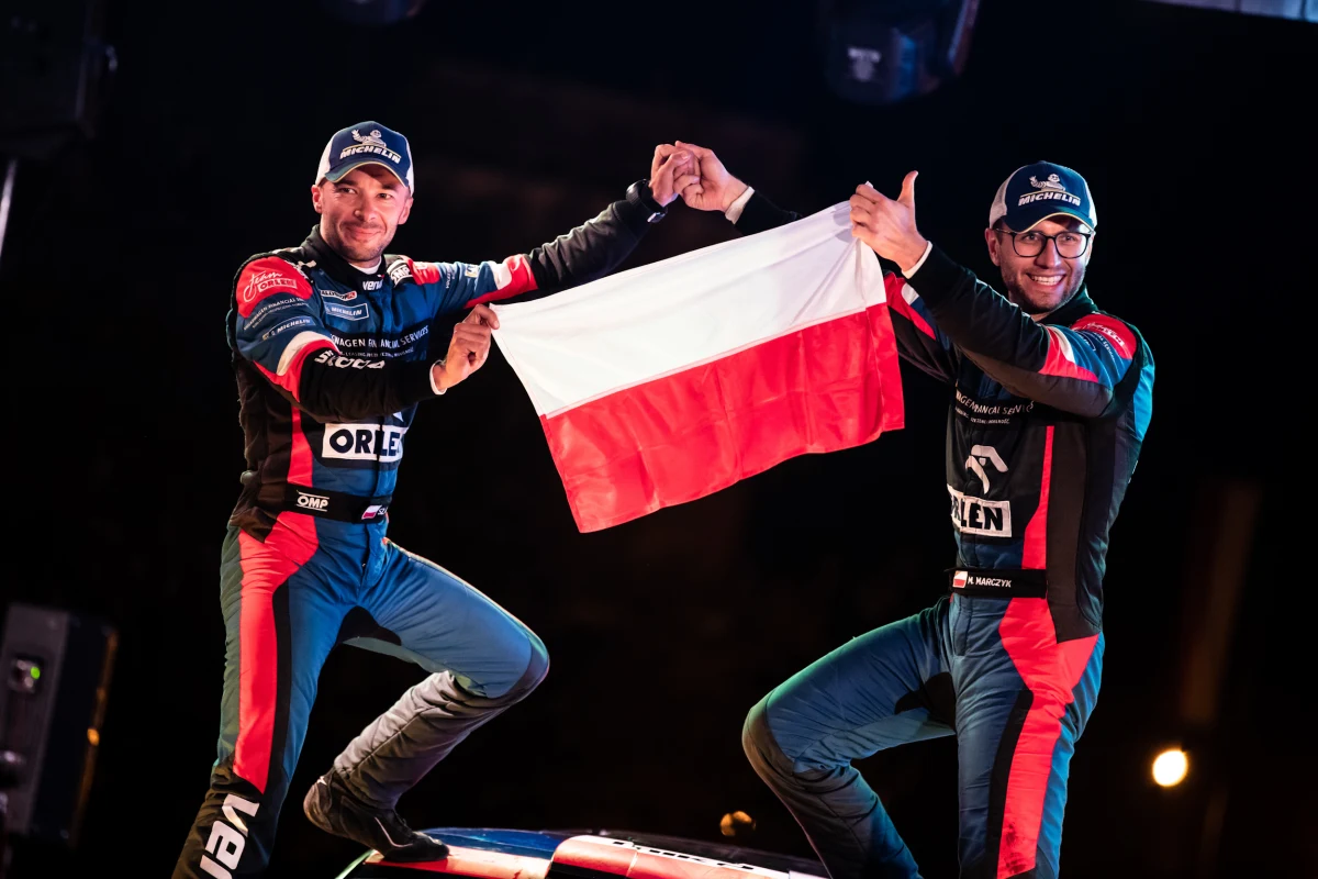 Rajd Węgier zakończył się wielkim sukcesem Mikołaja Marczyka i Szymona Gospodarczyka. Duet ORLEN Team podczas siódmej rundy Rajdowych Mistrzostw Europy ERC zajął doskonałe drugie miejsce w stawce najlepszych kierowców świata, wygrywając jednocześnie etap w klasyfikacji generalnej. Polska załoga udowodniła tym samym, jak ogromny postęp wykonuje z rajdu na rajd.