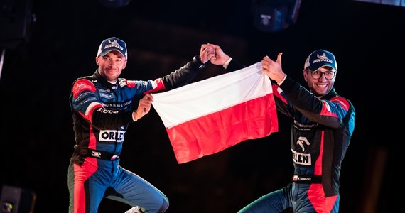 Rajd Węgier zakończył się wielkim sukcesem Mikołaja Marczyka i Szymona Gospodarczyka. Duet ORLEN Team podczas siódmej rundy Rajdowych Mistrzostw Europy ERC zajął doskonałe drugie miejsce w stawce najlepszych kierowców świata, wygrywając jednocześnie etap w klasyfikacji generalnej. Polska załoga udowodniła tym samym, jak ogromny postęp wykonuje z rajdu na rajd.