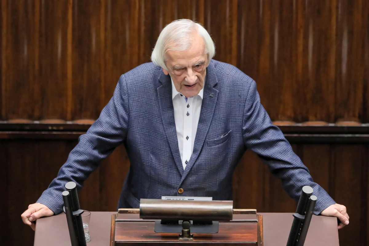 ​Będą pewne zmiany w rządzie, pewnie w tym tygodniu, ale nie można tego nazwać dużą przebudową - powiedział dziennikarzom wicemarszałek Sejmu Ryszard Terlecki (PiS). Przyznał, że ze strony szefa Kancelarii Prezesa Rady Ministrów Michała Dworczyka to była "niefrasobliwość", że dopuścił do wycieku własnych maili.