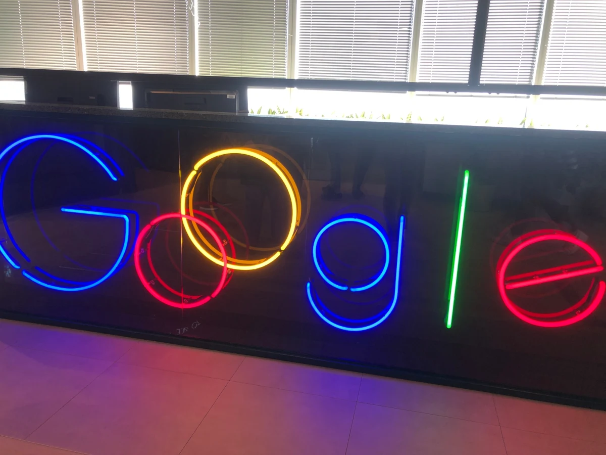 Jedno z największych w Europie centrum rozwoju technologii chmurowej firmy Google od wtorku będzie działać w centrum Warszawy. Z powierzchni ponad 20 tysięcy metrów kwadratowych korzystać będą programiści z różnych krajów. 