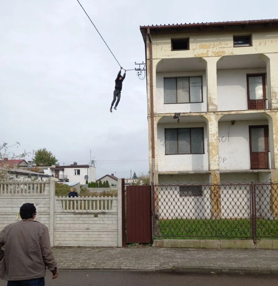 Policjanci z Komisariatu Policji w Raciążu na Mazowszu zatrzymali 18-latka, który zaatakował starszego mężczyznę w jego domu i zabrał mu pieniądze. Jak się okazało, nastolatek ukrywał się w pustostanie z 16-letnim zbiegiem z poprawczaka. Ten na widok policji próbował uciekać podwieszony pod przewodami. 