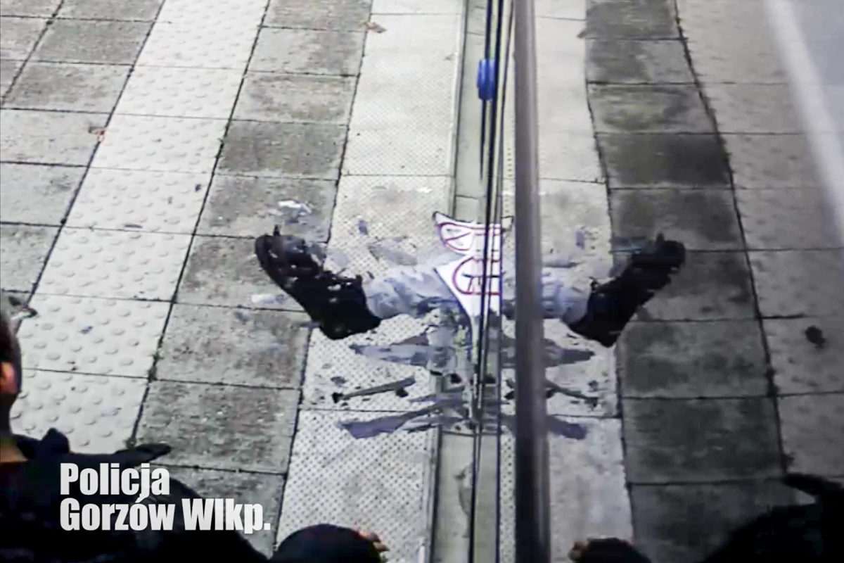 Policjanci z Gorzowa Wielkopolskiego zatrzymali mężczyznę, który awanturował się w tramwaju i wybił nogą szybę. Swojego zachowania nie potrafił racjonalnie wytłumaczyć.