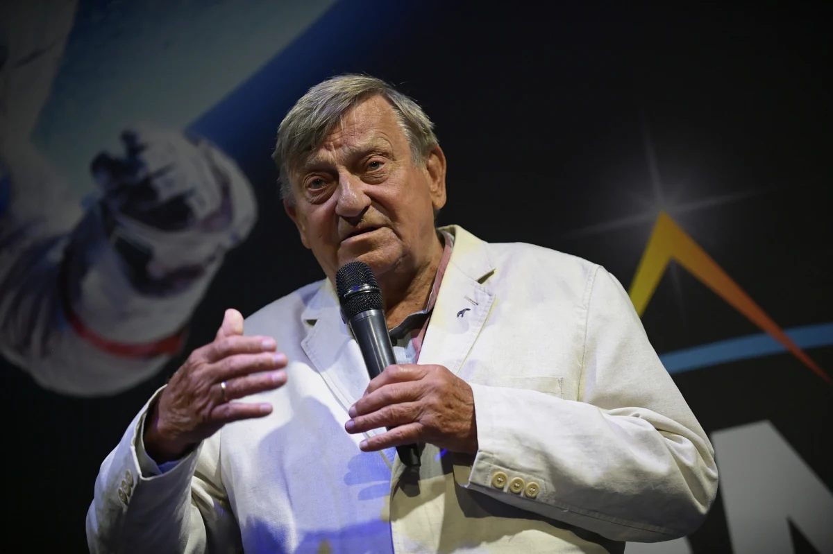 Generał Mirosław Hermaszewski został zatrzymany na Mazowszu za jazdę po pijanemu. Badanie wykazało prawie 0,6 promila alkoholu w wydychanym powietrzu.