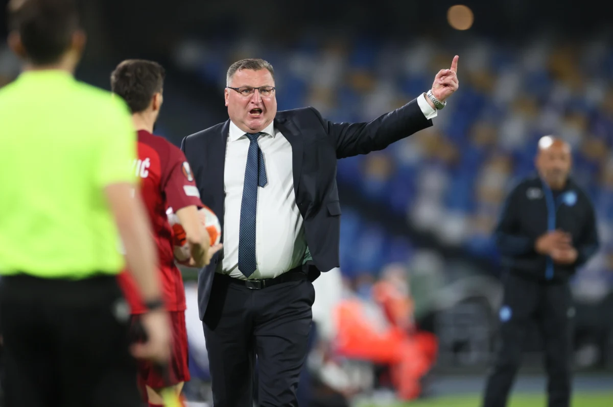 "Zwalnianie trenera daje wkładom do koszulek przeświadczenie, że jak im trener nie pasuje, to kilka słabszych spotkań załatwi sprawę". Taki komentarz pojawił się w sieci zaraz po pojawieniu się plotek o zwolnieniu z Legii Czesława Michniewicza. Absolutnie się z nim zgadzam. No może poza słowami o "wkładach do koszulek", jak autor raczył nazwać piłkarzy z Łazienkowskiej.