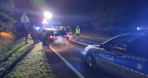 Do niebezpiecznej interwencji doszło we Włodzimierzowie w gminie Sulejów w woj. łódzkim. Podczas kontroli okazało się, że kierowca volkswagena był poszukiwany. Chcąc uniknąć zatrzymania, 35-latek usiłował potrącić policjanta, a następnie odjechał. Podczas pościgu mundurowi oddali strzały w kierunku jego pojazdu. Po chwili mężczyzna został zatrzymany.