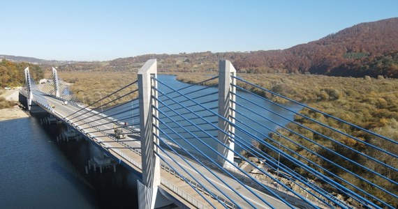 Od poniedziałku kierowcy mogą przejechać nowym mostem na Dunajcu w Kurowie koło Nowego Sącza w ciągu drogi krajowej nr 75. W przyszłości obiekt znajdzie się na trasie tzw. „sądeczanki”.