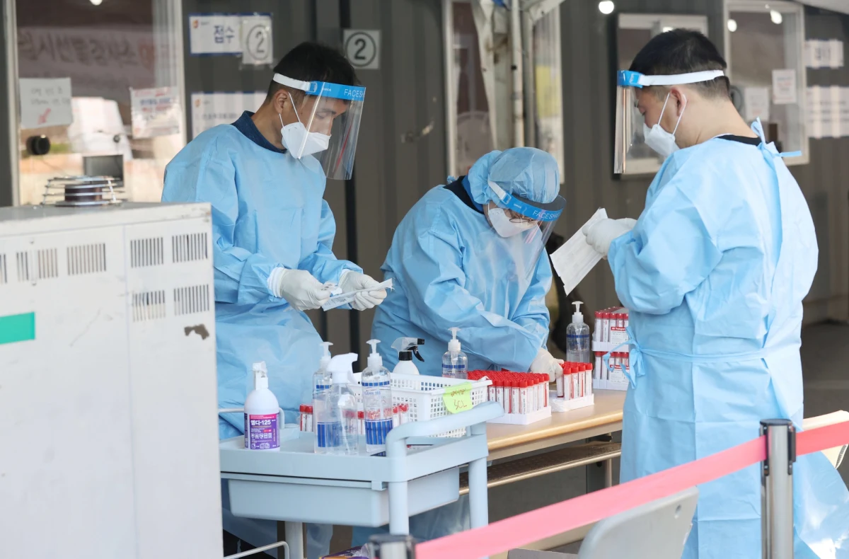 ​Ponad 70 proc. mieszkańców Korei Południowej jest już w pełni zaszczepionych przeciw Covid-19, a od listopada kraj zacznie stopniowo luzować restrykcje i "wracać do normalnego życia" - oświadczył w poniedziałek południowokoreański prezydent Mun Dze In.