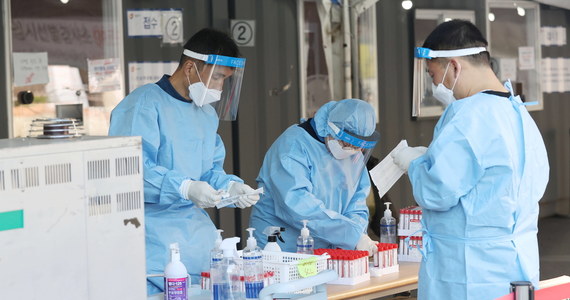 ​Ponad 70 proc. mieszkańców Korei Południowej jest już w pełni zaszczepionych przeciw Covid-19, a od listopada kraj zacznie stopniowo luzować restrykcje i "wracać do normalnego życia" - oświadczył w poniedziałek południowokoreański prezydent Mun Dze In.