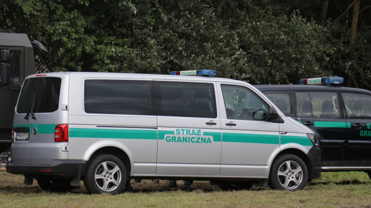 Od soboty w utrzymywanym od sierpnia koczowisku po stronie białoruskiej na wysokości Usnarza Górnego nie ma już migrantów, pozostały namioty; miejsca pilnują służby białoruskie - poinformowała straż graniczna. SG przypuszcza, że cudzoziemcy są teraz grupowani w placówce białoruskiej w okolicy.