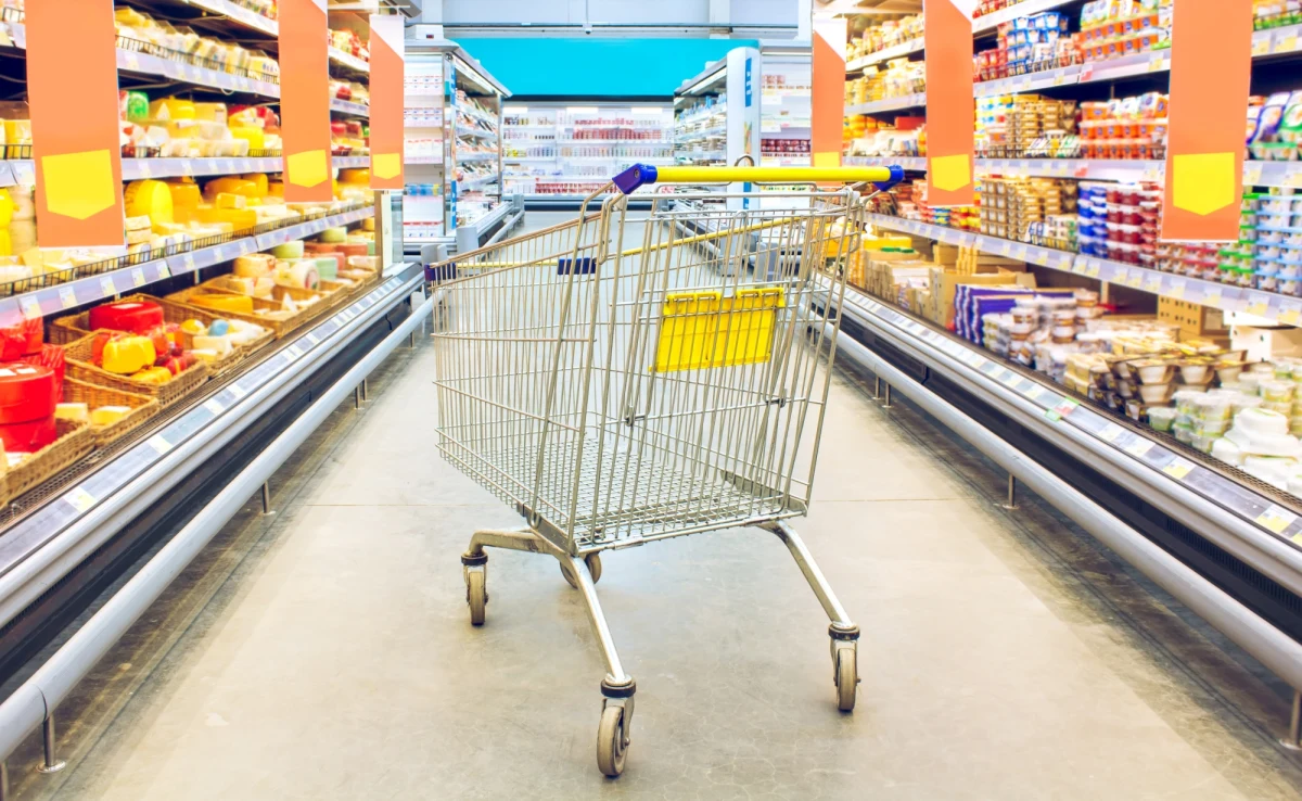 ​Inflacja staje się coraz poważniejszym problemem. Jak wynika z sondażu United Surveys dla RMF FM i "Dziennika Gazety Prawnej", ponad 90 proc. Polaków zauważa wpływ rosnących cen towarów i usług na budżety własnych gospodarstw domowych. Ponad 40 proc. podkreśla, że jest to "duży" wpływ. Najbardziej zauważamy drożejącą żywność, media oraz paliwa.