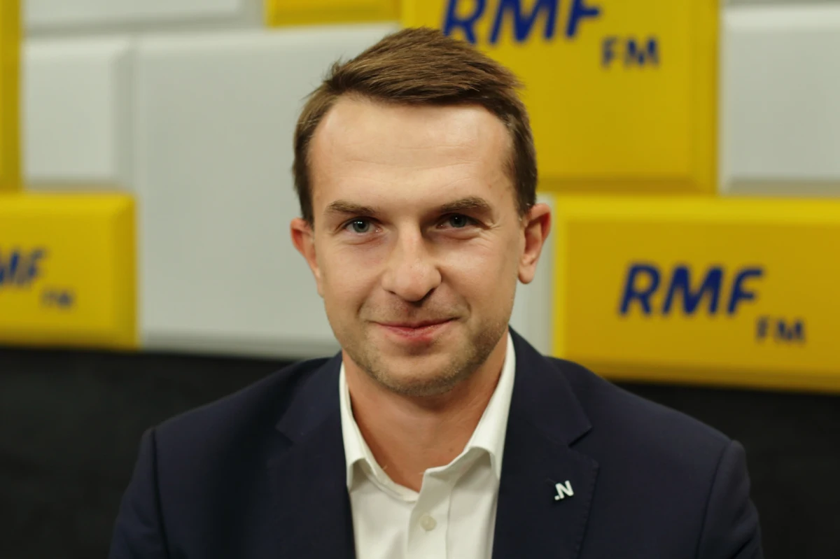 „Myślę, że premier zwariował po prostu. Takie słowa może powiedzieć ktoś albo głupi, albo ktoś, kto jest agentem, kto realizuje politykę Putina. Nie dosyć, że premier Morawiecki przemyślaną polityką Jarosława Kaczyńskiego wypycha nas z Unii Europejskiej, cokolwiek nie powiedzą, krok po kroku to robią, to jeszcze próbuje wywołać konflikt w Europie”  – powiedział w Popołudniowej rozmowie w RMF FM Adam Szłapka, szef Nowoczesnej i poseł Koalicji Obywatelskiej. „Europa skonfliktowana jest na rękę Kremla i to jest prawda, którą znamy od wieków” – dodał. 