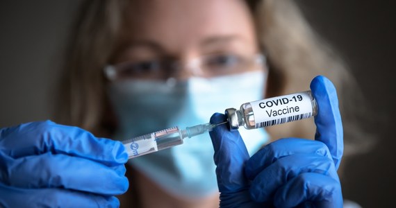 Europejska Agencja Leków (EMA) uznała, że u osób w wieku 18 lat i starszych można rozważyć podanie dawki przypominającej szczepionki przeciw Covid-19 Spikevax firmy Moderna.