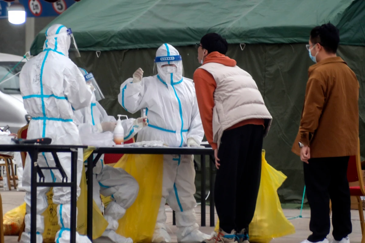 W Rosji zanotowano w poniedziałek rekordową liczbę nowych zakażeń koronawirusem - 37 930. To najwyższa liczba wykrytych w ciągu doby przypadków od rozpoczęcia pandemii Covid-19. Zmarło 1 069 osób, o 6 mniej od sobotniego rekordu, gdy zmarło 1 075 osób.