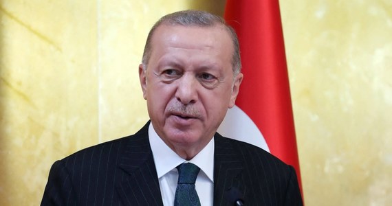 Prezydent Turcji Recep Tayyip Erdogan wycofał się w poniedziałek z pomysłu wyrzucenia z kraju ambasadorów dziesięciu państw, którzy apelowali o uwolnienie z więzienia opozycyjnego działacza Osmana Kavali. Ocenił ich oświadczenia o nieingerowaniu w sprawy Turcji jako "wycofanie się".