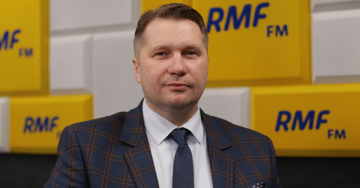 "Będzie osobny (przedmiot - przyp. red.) w pierwszej klasie szkoły ponadpodstawowej - w trzeciej i czwartej nie ma na to czasu" - mówił w Porannej rozmowie w RMF FM minister edukacji i nauki Przemysław Czarnek, pytany o nowy przedmiot - historia i teraźniejszość, który ma pojawić się we wszystkich szkołach ponadpodstawowych od 1 września 2022 r. Ile godzin w tygodniu na niego przewidziano? "To się w tej chwili waży. Wczoraj było spotkanie ekspertów. Wraz z panem ministrem Piontkowskim rozmawiali na temat podstaw programowych. Ja w to nie wnikam. Nie jestem ekspertem od historii. Planujemy, żeby to było co najmniej po jednej godzinie (tygodniowo - przyp. red.) w klasie pierwszej i drugiej albo dwie godziny w klasie pierwszej" - tłumaczył gość RMF FM. 