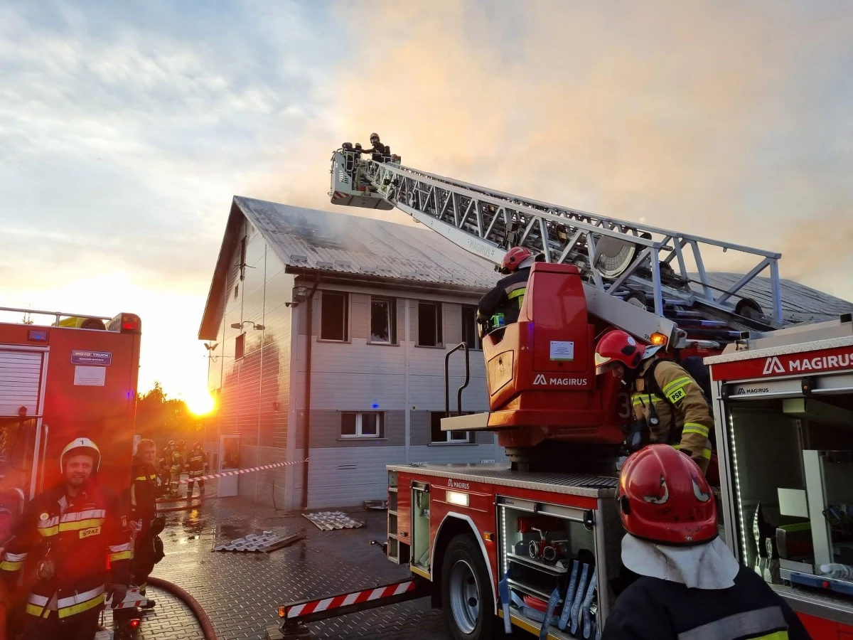 Pożar hali remontowej w Bodzentynie w powiecie kieleckim. Ogień objął budynek o wymiarach 40 na 12 metrów. 