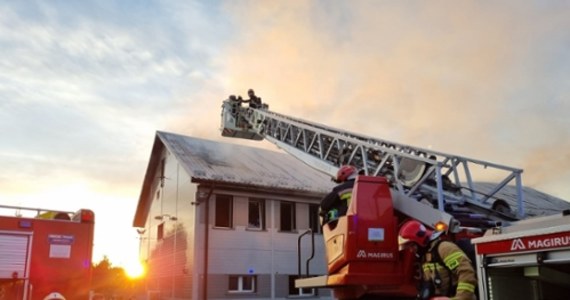 Pożar hali remontowej w Bodzentynie w powiecie kieleckim. Ogień objął budynek o wymiarach 40 na 12 metrów. 